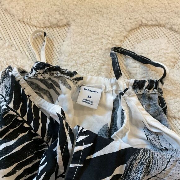 Old Navy Black And White Jungle Leaf Print Romper - Picture 3 of 4